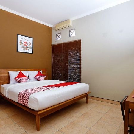 Oyo 1072 Kampung Condro Wulan Guesthouse Maguwo Exterior foto