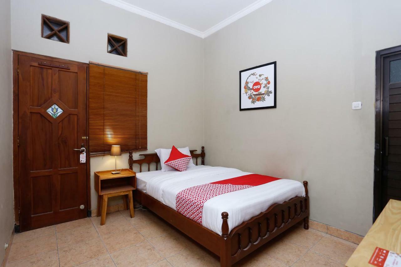 Oyo 1072 Kampung Condro Wulan Guesthouse Maguwo Exterior foto
