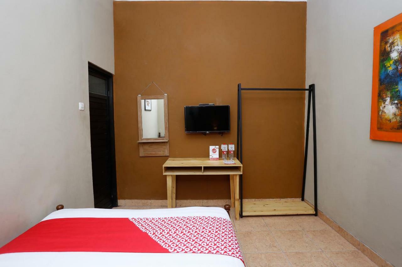 Oyo 1072 Kampung Condro Wulan Guesthouse Maguwo Exterior foto